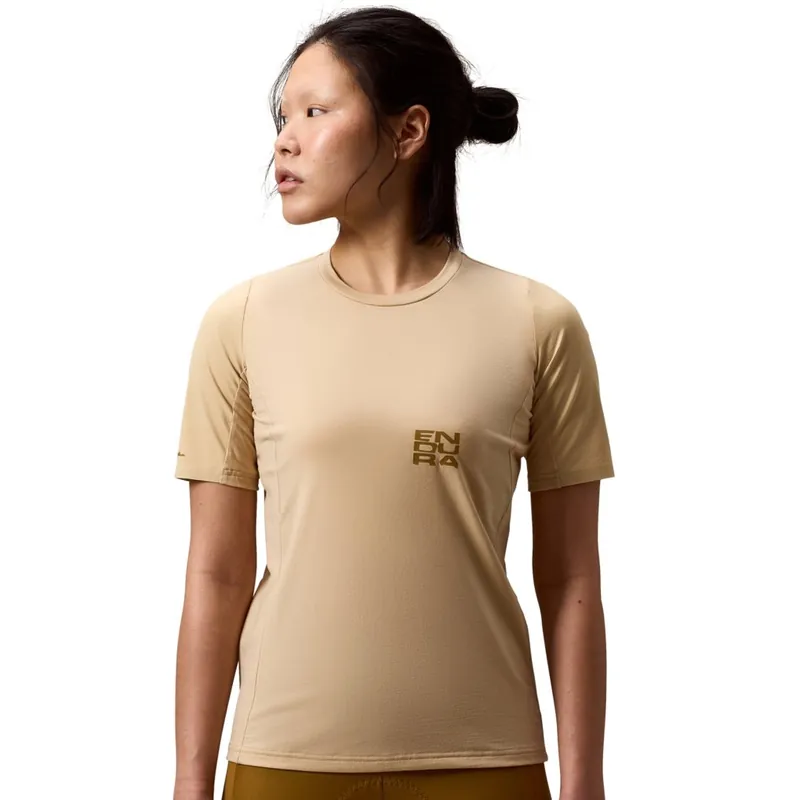 Aktuell Endura AllTrack Ride Tech Kurzarmshirt Damen - sand
